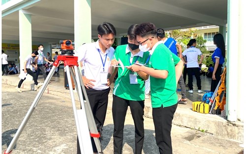 Sinh viên CNKT Xây dựng Đại học Đông Á liên tục "rinh giải" tại các sân chơi học thuật
